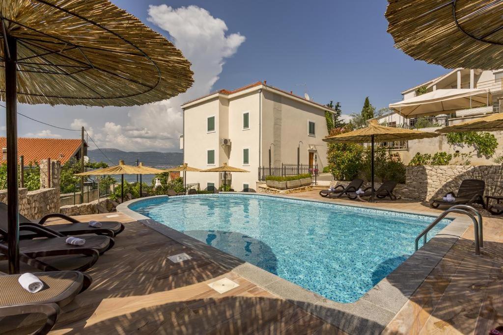 Apartment Livia Slatine Bagian luar foto