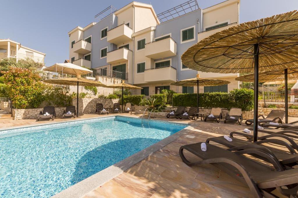 Apartment Livia Slatine Bagian luar foto