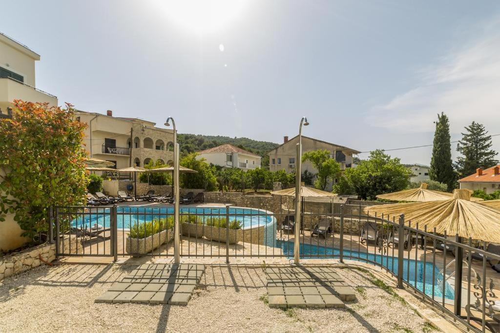Apartment Livia Slatine Bagian luar foto